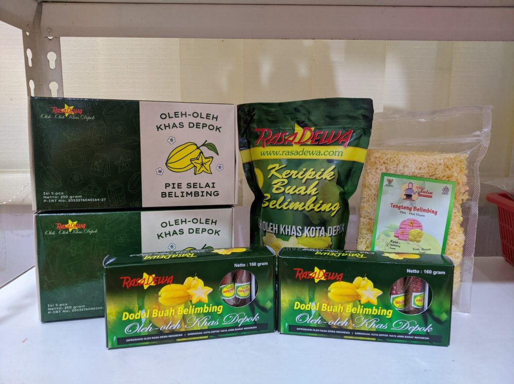 Berbagai olahan makanan khas Depok dari buah belimbing dewa, produk RasaDewa seperti pie selai, dodol, keripik, dan teng-teng